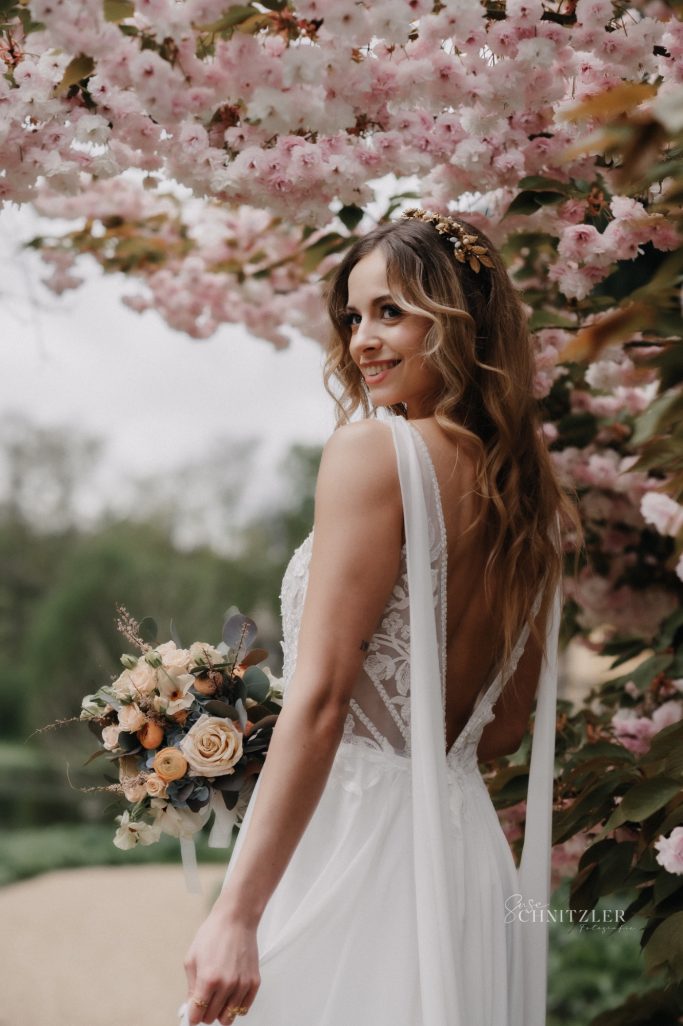 Brautstyling Outdoor Hochzeit natürlich romantisch Blumen