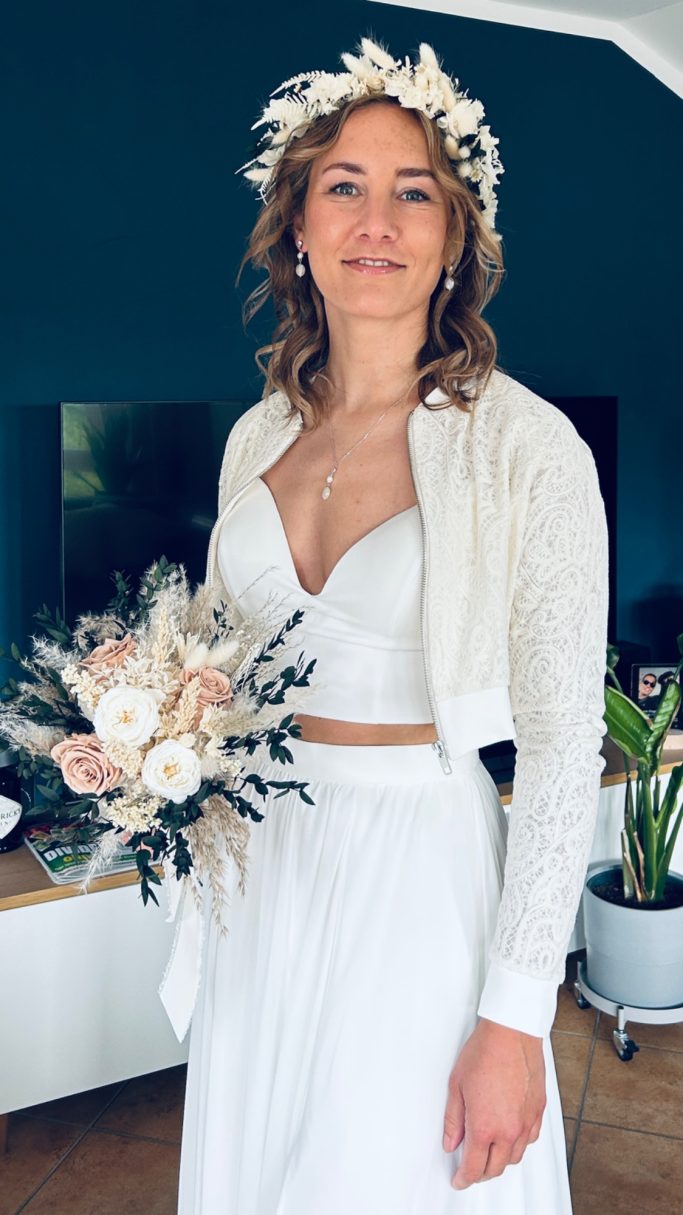 Boho Brautstyling natürliches Make-up Locken Haarkranz Hochzeit