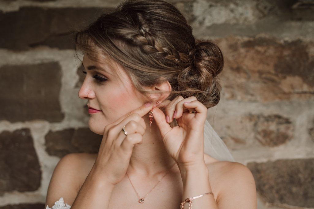 Brautprofil Make-up Hochsteckfrisur Ohrringe Hochzeit