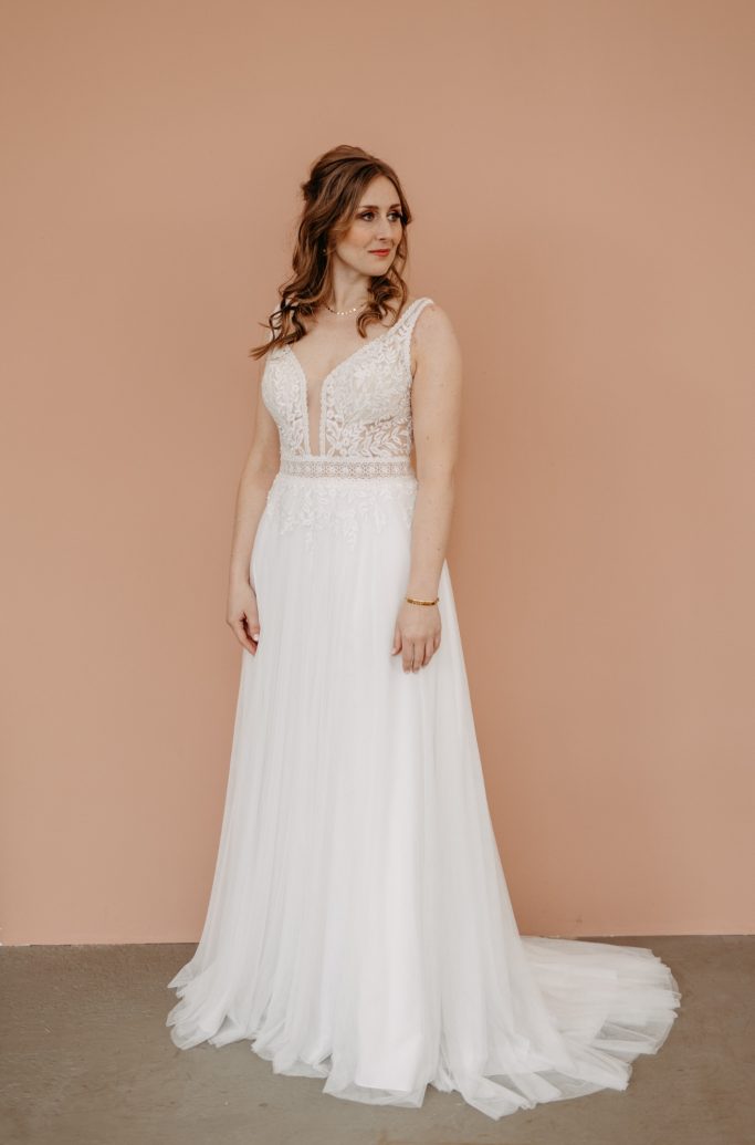 Braut Ganzkörper Hochzeitskleid natürliches Brautstyling