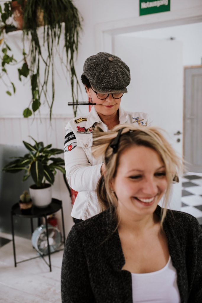 Make-up Artist arbeitet an Braut Styling Vorbereitung Hochzeit